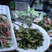 パンやワインに合いそうなお惣菜です。