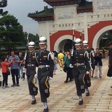 衛兵たちと一緒にみんな歩きます