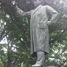 野口英世像です。病原菌の試料をかざしている野口英世の姿です。