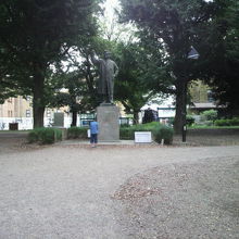 野口英世の銅像は、上野公園の緑の樹々の中に置かれています。