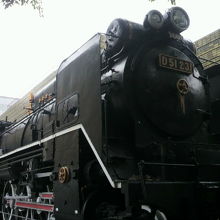 黒光した蒸気機関車Ｄ５１型２３１号は、根強い人気の的です。
