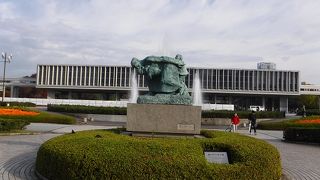 平和記念公園の中で唯一生命力に溢れた像