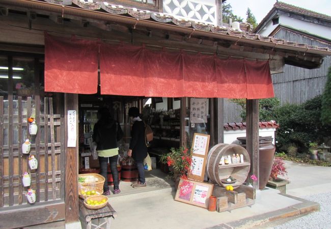 地酒、味噌、徳利に入った醤油、それにベンガラも