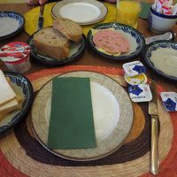 朝食の種類は少なめですが私たちには十分でした