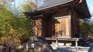 であい橋のたもとにあります