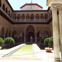 アルハンブラ宮殿より少し閉鎖的
