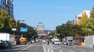 姫路城が正面に見えます