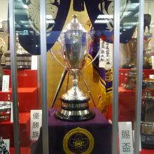 大きくて立派な「優勝杯」は誰の手に？