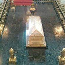中央の石棺がムハンマド５世の物