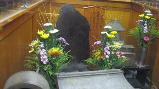 住宅が密集する細い路地を入っていくとありました