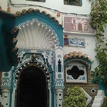 おしゃれな入口も青