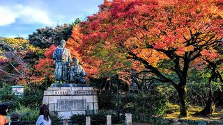 ～★☆紅葉が二人の像を引き立てていました☆★～