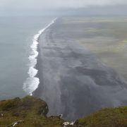 崖下に広がる黒色海岸