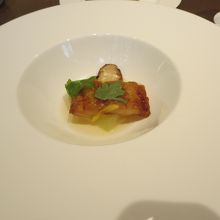 松茸が添えられたお魚料理