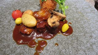 外の風景が見える明るい雰囲気のホテルレストラン