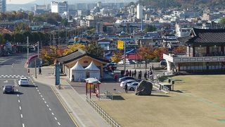 案内所の前の広場です