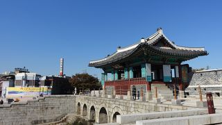 川との調和がきれいです