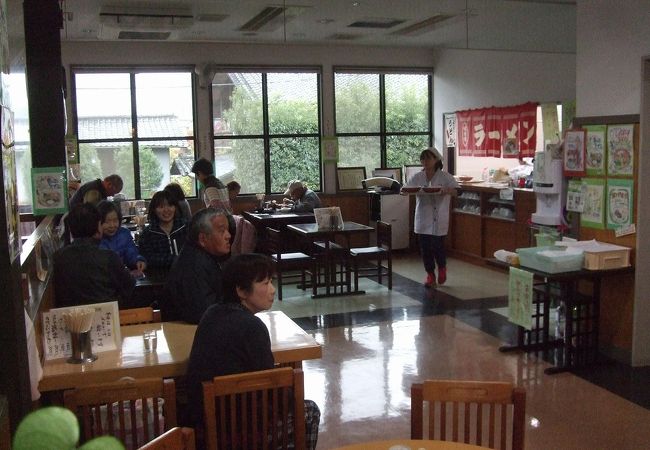 自慢の手打ちラーメンは麺がモチモチ