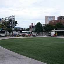 右にチケット売り場