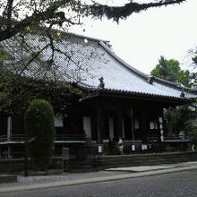 寛永寺の本堂の根本中堂の側面です。北側の方向から見ています。