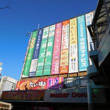カラフルな名店ビル