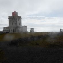 崖の上に立つディルホウラエイ灯台