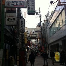 アーケードの脇道もにぎやかです