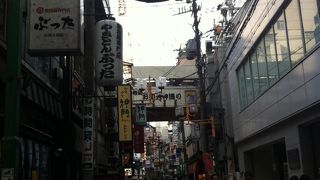 とっても　にぎやかアーケードで　眠らない商店街って感じです。