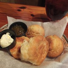 ビスケット＆コーンブレッドは無料。マーマレードをつけて。