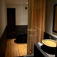 お風呂場はしっかりと改装されており、快適な空間を演出してます