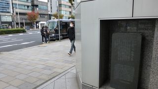 壁面に埋め込まれています