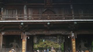 平日でも参拝者多数