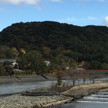 宇治橋から中洲の島方向を眺めると良い