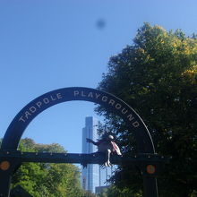 フロッグポンドの隣にある”オタマジャクシ公園”入口の様子