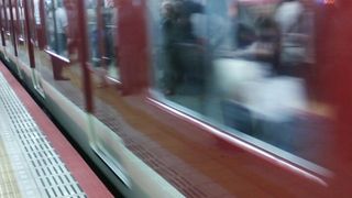 近鉄京都線と直通運転している為、近鉄の車両が使用される列車もあります
