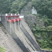３つの赤いゲートが特徴の貫禄あるダム