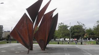 芝生の広がる公園