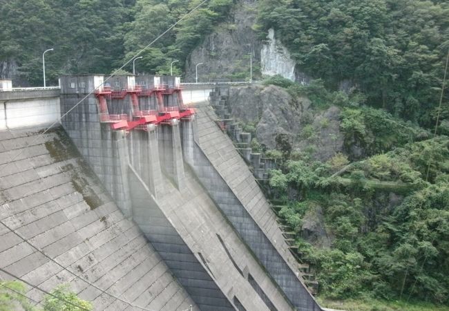 ３つの赤いゲートが特徴の貫禄あるダム