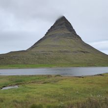 見る角度を変えると、とんがり帽子の三角形の山です