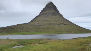 見る角度で形も変化するとんがり帽子三角形の山