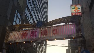 中規模のビルが並ぶ