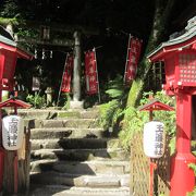 天成園の庭園にある神社です