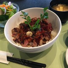 わさび付きのステーキ丼