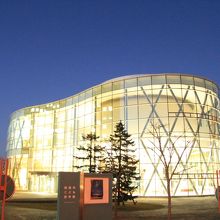 ガラス張りの建物が夕闇に映える By 温泉大好き 釧路市こども遊学館のクチコミ フォートラベル