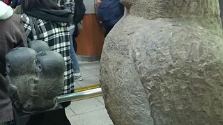 駅ビル内のモニュメント