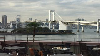 レインボーブリッジが見える好ロケーションのお店です！