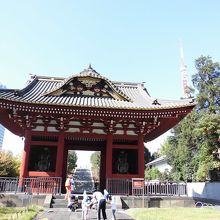 仁王門　後ろには東京タワーが見えます