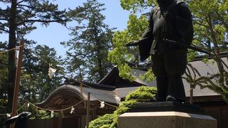 出雲大社の境内にある銅像。