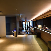 ホテルを入り奥から見た様子。右手側にフロントと入口側にバー。