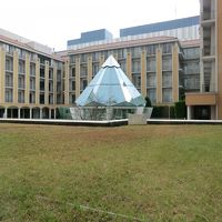 中庭のモニュメントです。